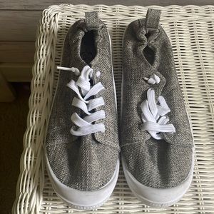 Gray tennis shoes size 9